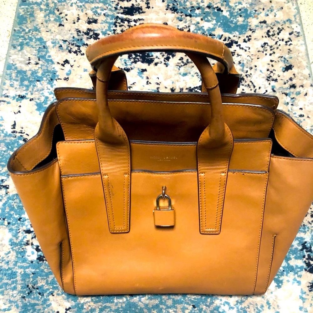 SOLD OUT‼️‼️‼️Henri Bendel handbag